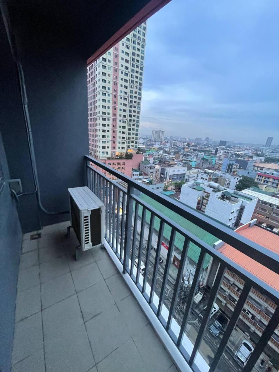 Red Residences Chino Roces Makati Макати Экстерьер фото