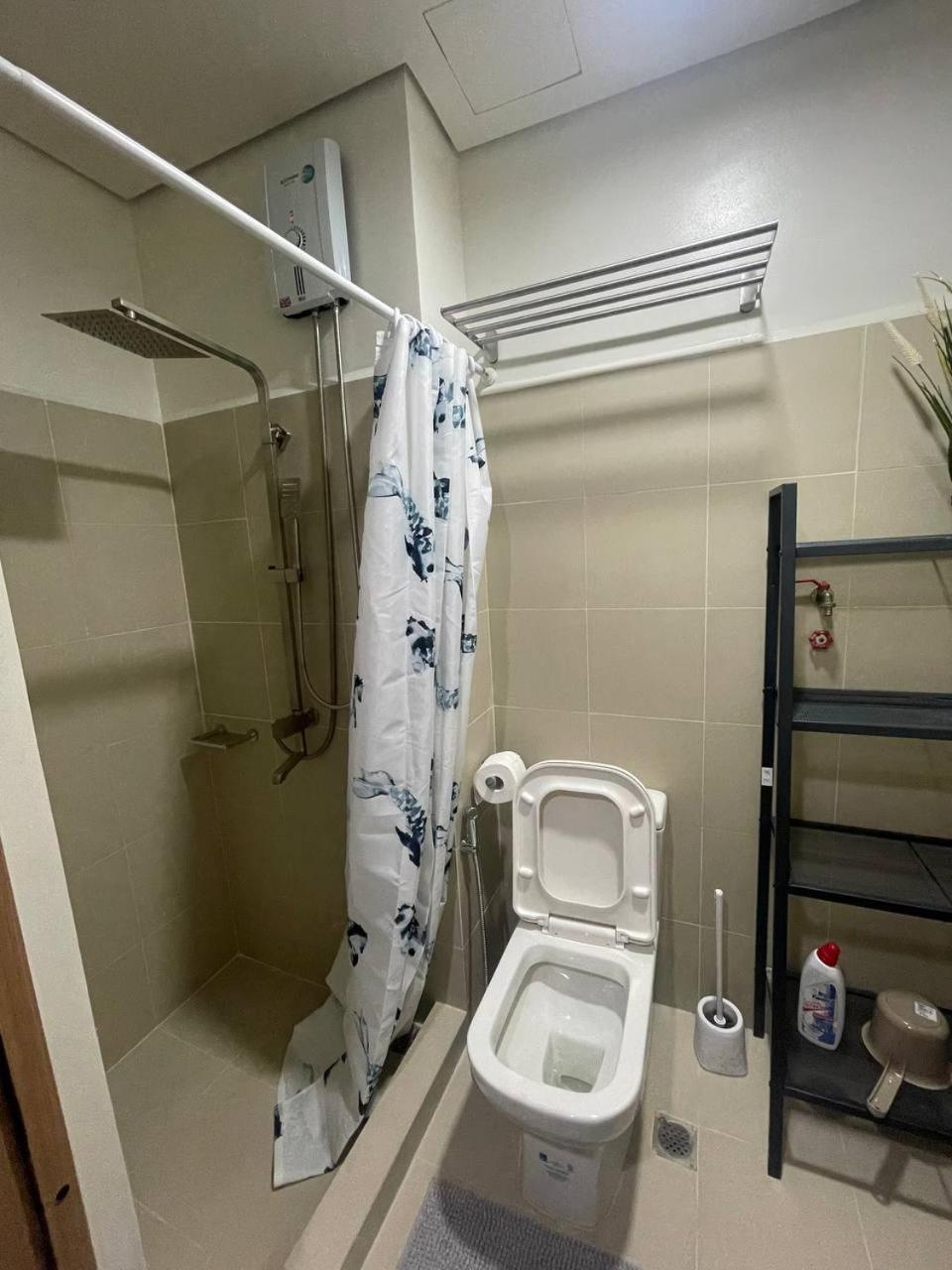 Red Residences Chino Roces Makati Макати Экстерьер фото