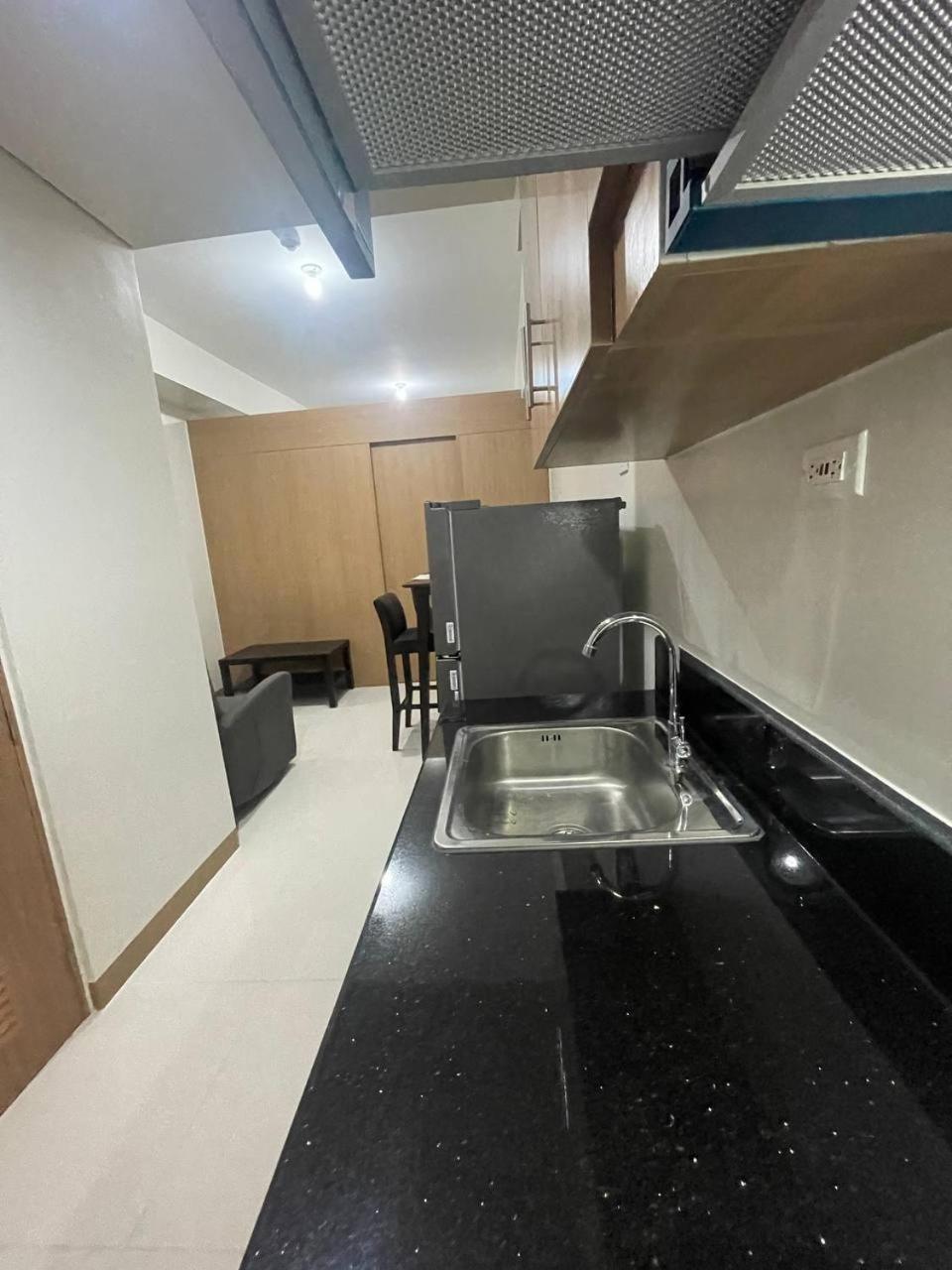 Red Residences Chino Roces Makati Макати Экстерьер фото